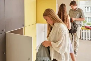 Adolescente cachant son visage dans ses mains, entourée de mains qui pointent le doigt vers elle, scène d'intimidation