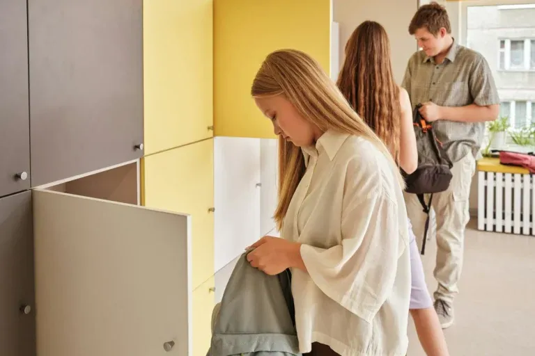 Adolescente cachant son visage dans ses mains, entourée de mains qui pointent le doigt vers elle, scène d'intimidation
