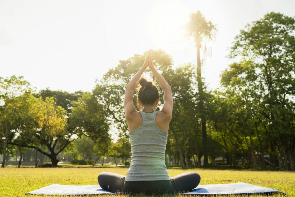 Personne qui médite en plein air le matin pour calmer son esprit